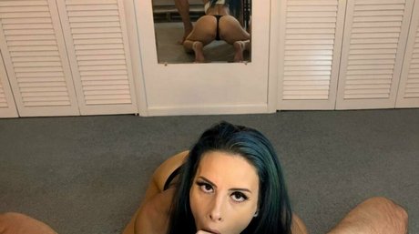 holdthatload porn model image