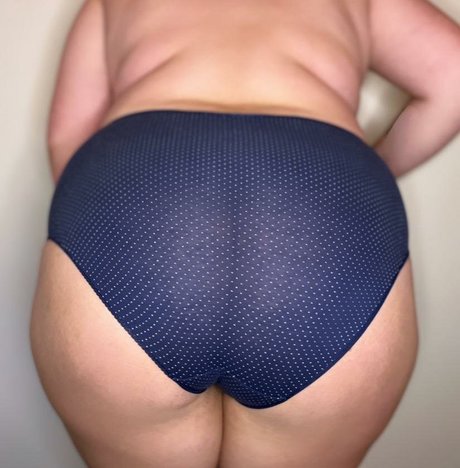 Snacky Thikums model nude picture