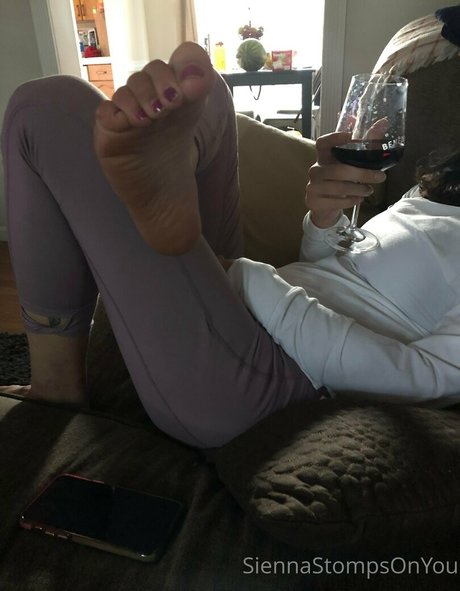 siennastompsonyou free actress pic