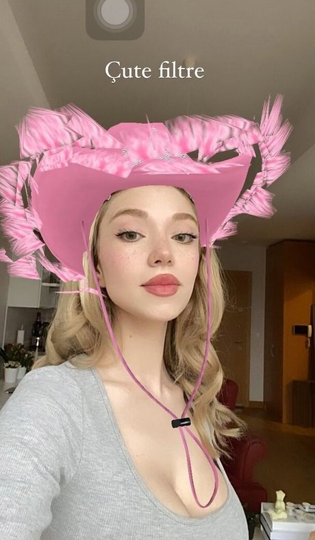 Snowmaiid star nude photo