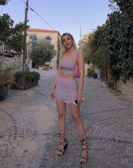 Snowmaiid model sexy pic