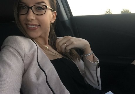 JackieMButler beautiful model pic