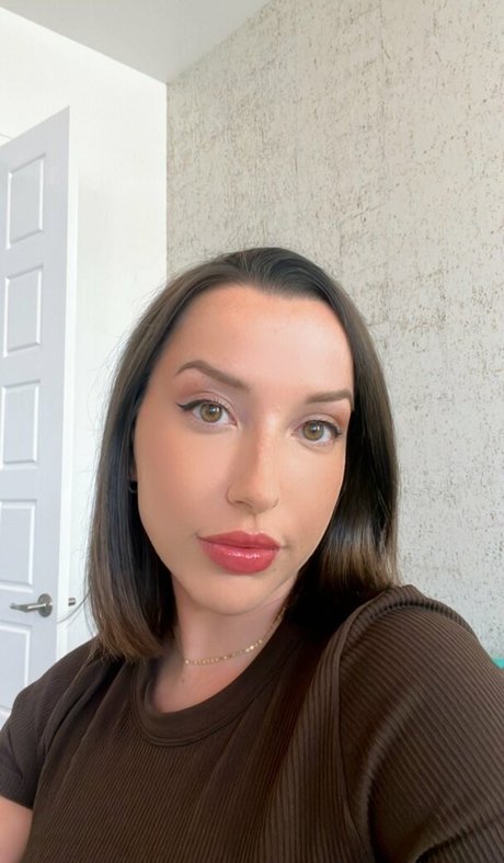 JackieMButler pretty model picture