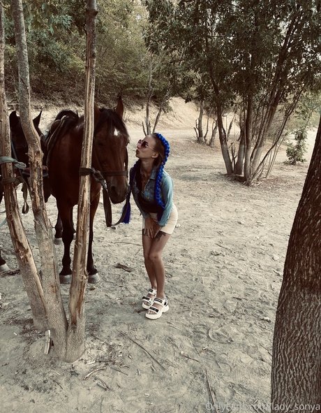 lady sonya pretty model photo