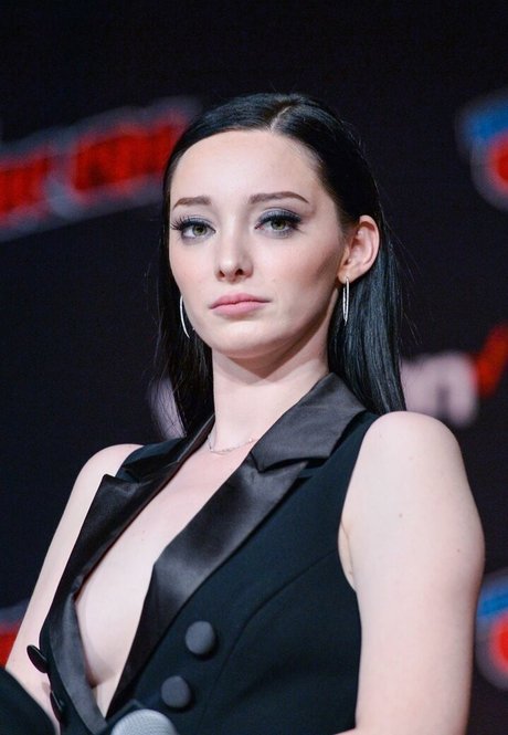 Emma Dumont model naked photo