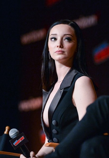 Emma Dumont star high quality images