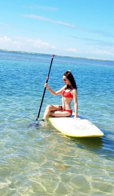 Emma Dumont model beautiful picture