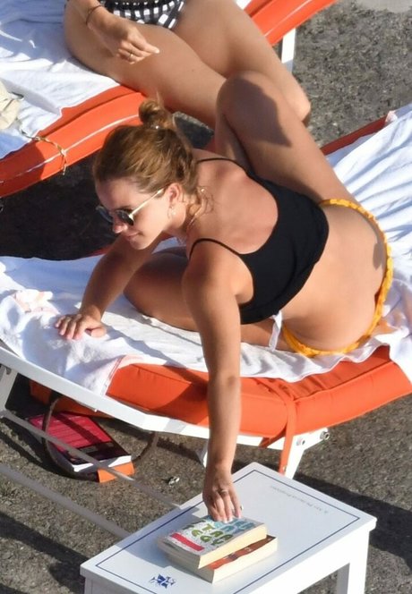 Buttcracks model adult pictures