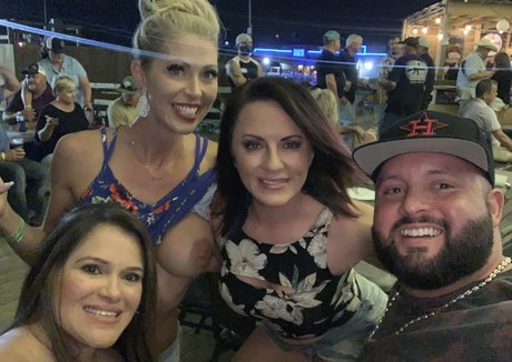 hollyhotwife Quick model image