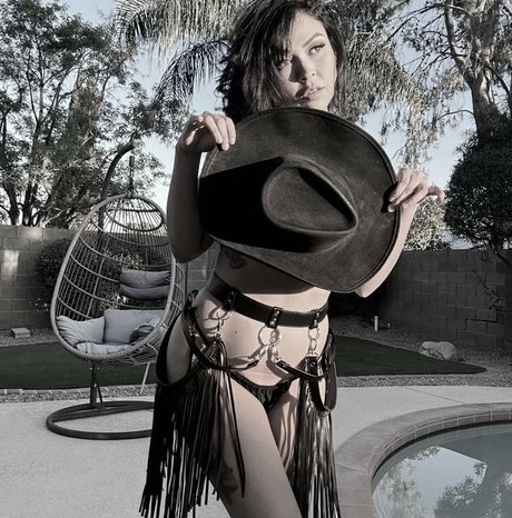 Pinksaltmoon nudes model pic