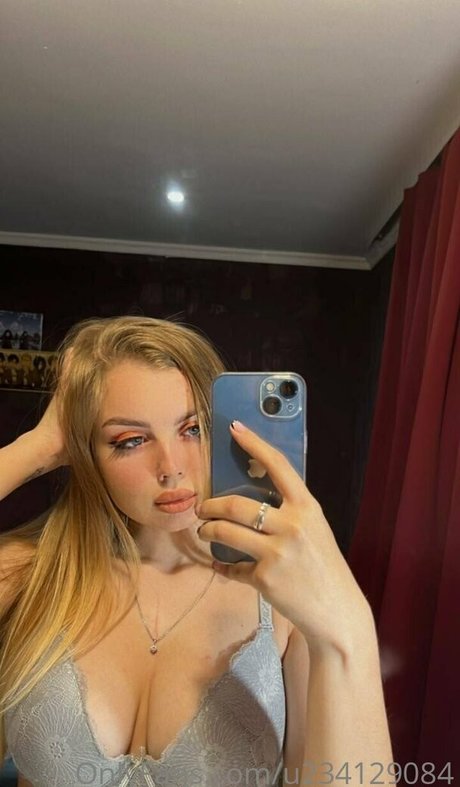 tiiiiits queen model top image