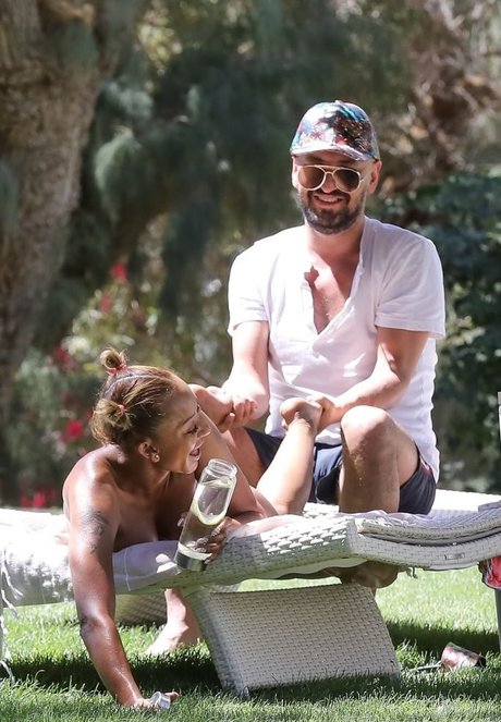 Melanie Brown art model images