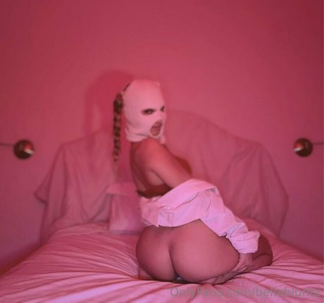 Bellabluntz model sexy photos