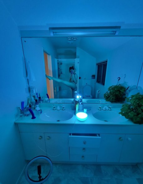 MissAlice model nudes pic