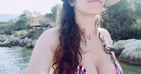 Karolin Fisekci exclusive model pic