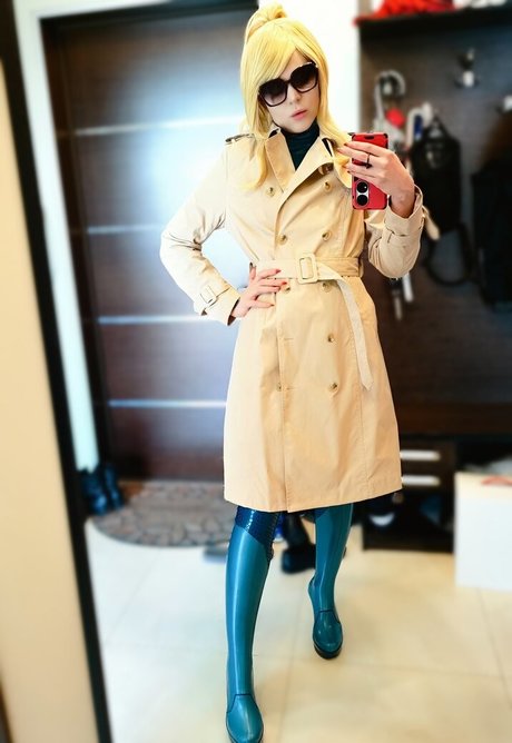 Anya Ichios model hd image