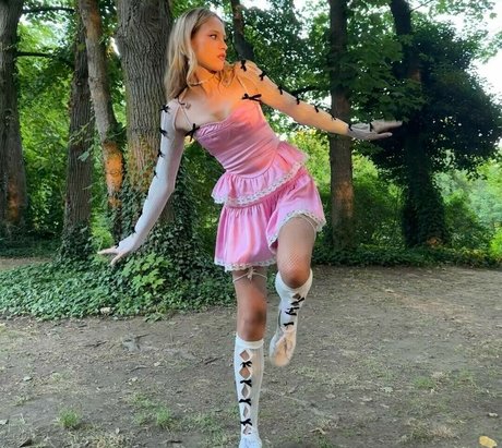 Angele Van Laeken best model img