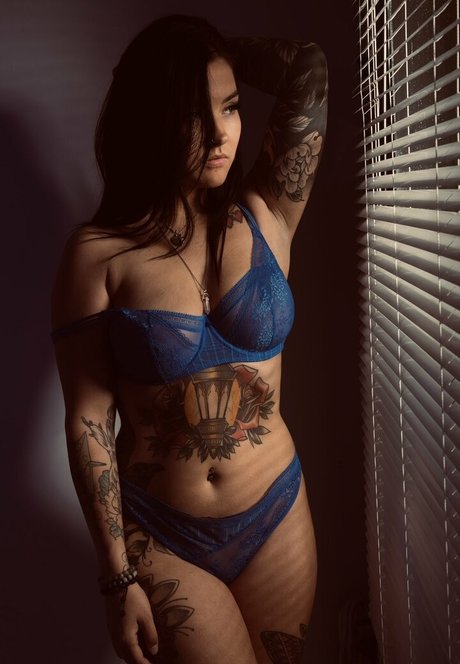 magxnumb star naked image