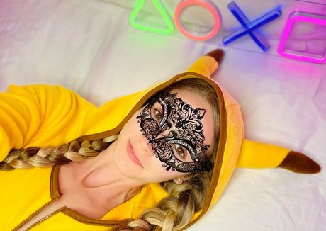 MissBlondeBunny nude pornstar photo