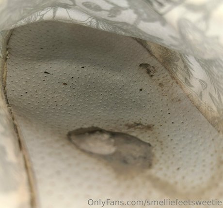 smelliefeetsweetie model pretty photo