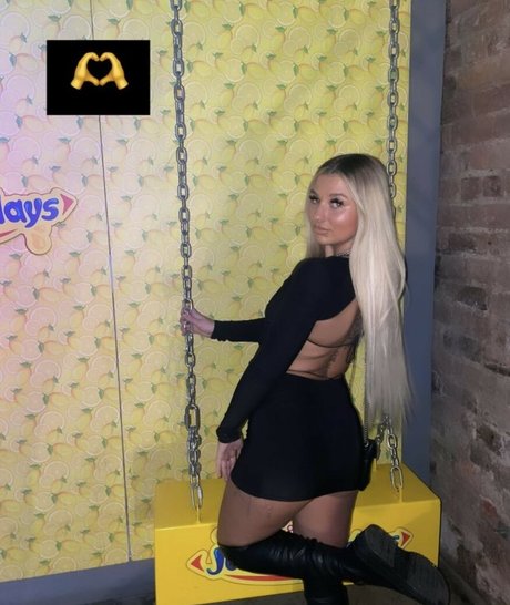 Laurie Graham star nude image