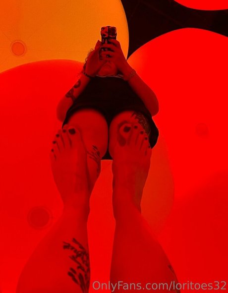 loritoes32 naked actress photo