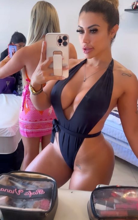 Cris Galera pretty model pic