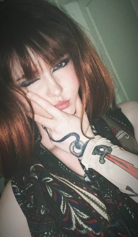 avaandwar model hot photo