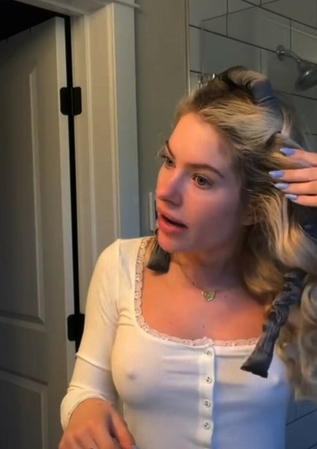 Claudia Walsh sexy model pics