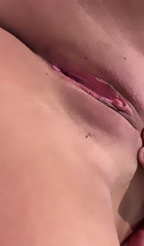 Karlyane Menezes perfect actress images