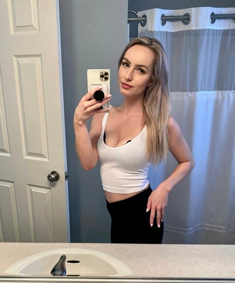 nurseryleigh erotic model picture