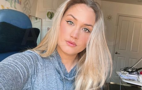 Naomi Kyle best star pictures