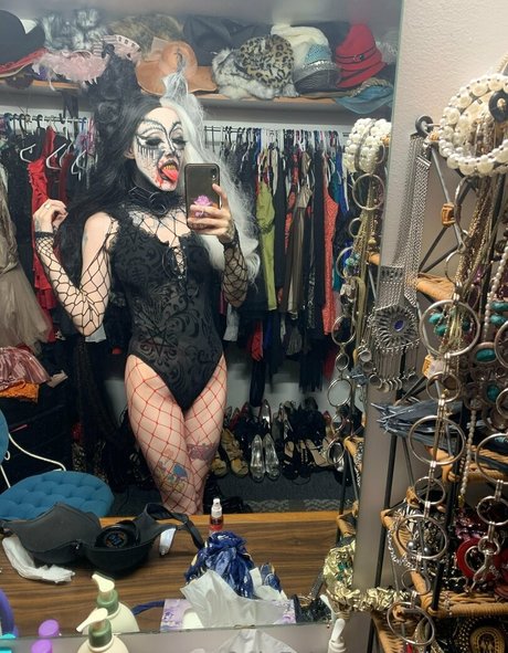 nikasaur nudes model img