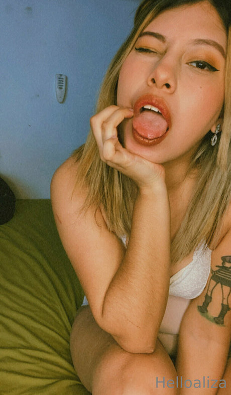 helloaliza nude model pic