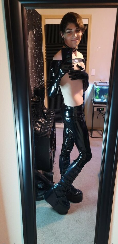 matteleather naked model img