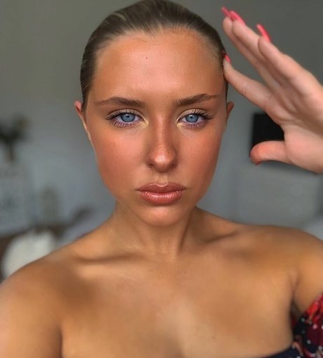 Morgan B pornstar naked pic