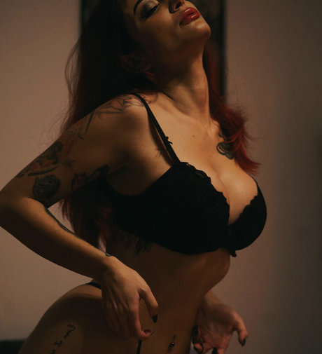 QueenREd sexy pornstar pic