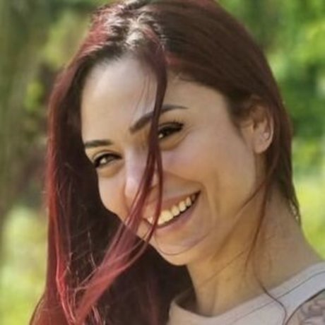 QueenREd beautiful actress picture