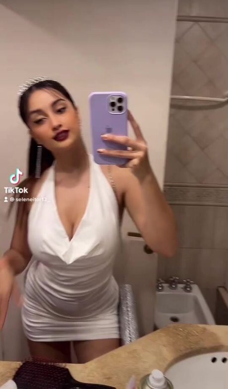 Seleneitor star hd photos