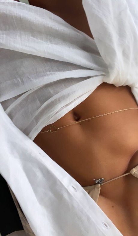 paulagonu naked star image