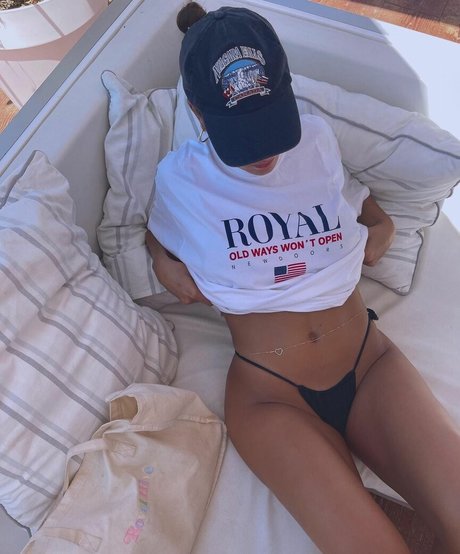 paulagonu naked star photo