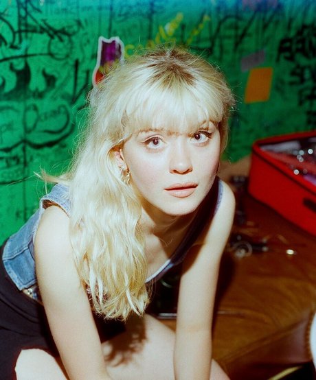 Maisie Peters star erotic image