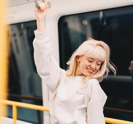 Maisie Peters adult model pictures