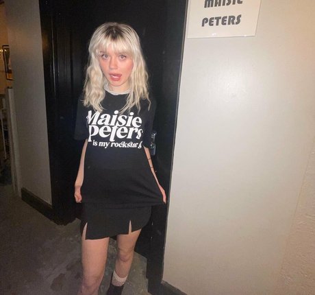 Maisie Peters star erotic pics