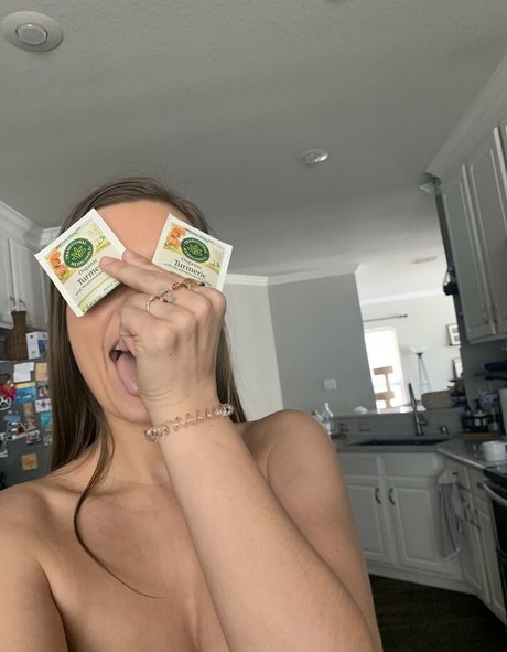 xokenzielovexo pornographic model image