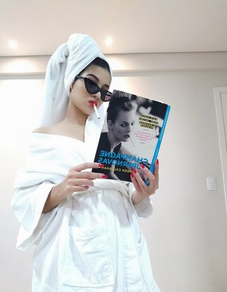 thebeautyofsmoking naked model pic