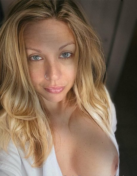 ellelyon art model picture