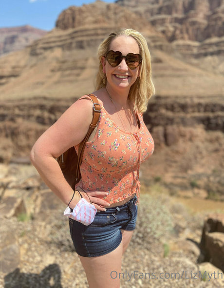 lizmyth erotic model image