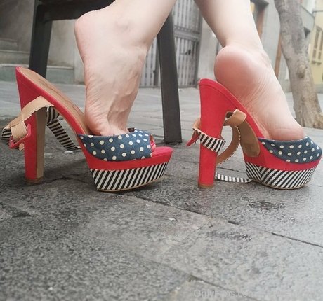 Feetvampire naked model pic