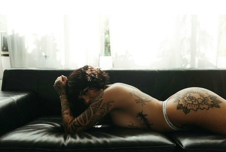 tiuhmariuh model pornographic image